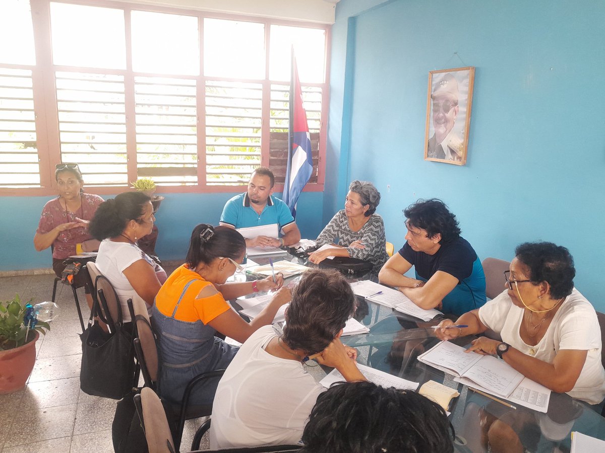 RodriguezYennel's tweet photo. Analizamos en el puesto de dirección del IPVCE Máximo Gómez Báez de #Camagüey, el seguimiento al aprendizaje de los estudiantes de 12mo grado con vista a las pruebas de ingreso a la Educación Superior y las acciones a desarrollar en la etapa. @SuarezCLoreley @NiurkaFraga https://t.co/9hWiL4IMsx