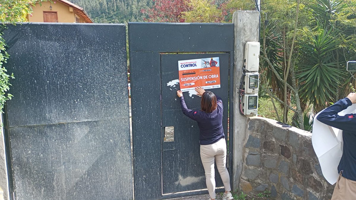 amcquito's tweet photo. Gracias por su denuncia y compromiso con la ciudad, les contamos que hoy nuestros inspectores repusieron los sellos de suspensión de obra.  🤝

Desde la #AMCQuito garantizamos el cumplimiento de la normativa y velamos por el orden en la ciudad. ⚖

 Con orden y control, #QuitoRenace.