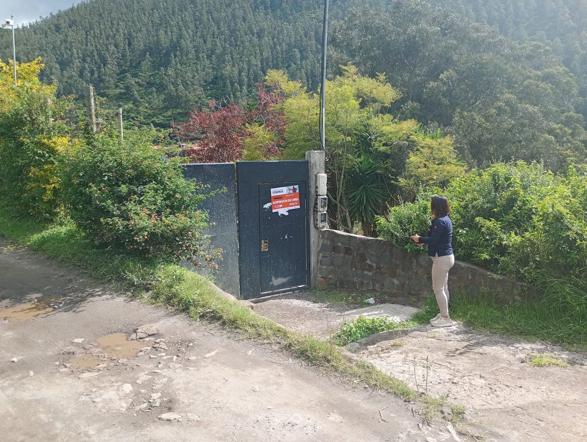 amcquito's tweet photo. Gracias por su denuncia y compromiso con la ciudad, les contamos que hoy nuestros inspectores repusieron los sellos de suspensión de obra.  🤝

Desde la #AMCQuito garantizamos el cumplimiento de la normativa y velamos por el orden en la ciudad. ⚖

 Con orden y control, #QuitoRenace.