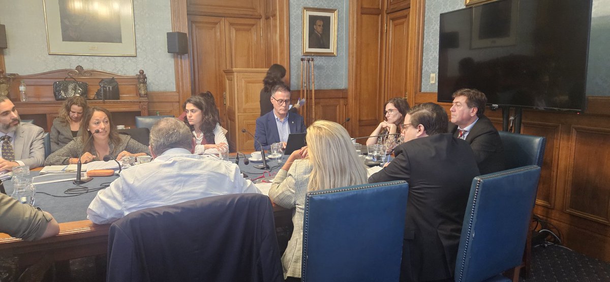 charamelorichar's tweet photo. Comisión de Industria, Energía y Minería del Senado, recibiendo a la Ministra Fernanda Cardona   Presidenta de @AncapUruguay Cecilia San Roman https://t.co/pYpmDK75zJ