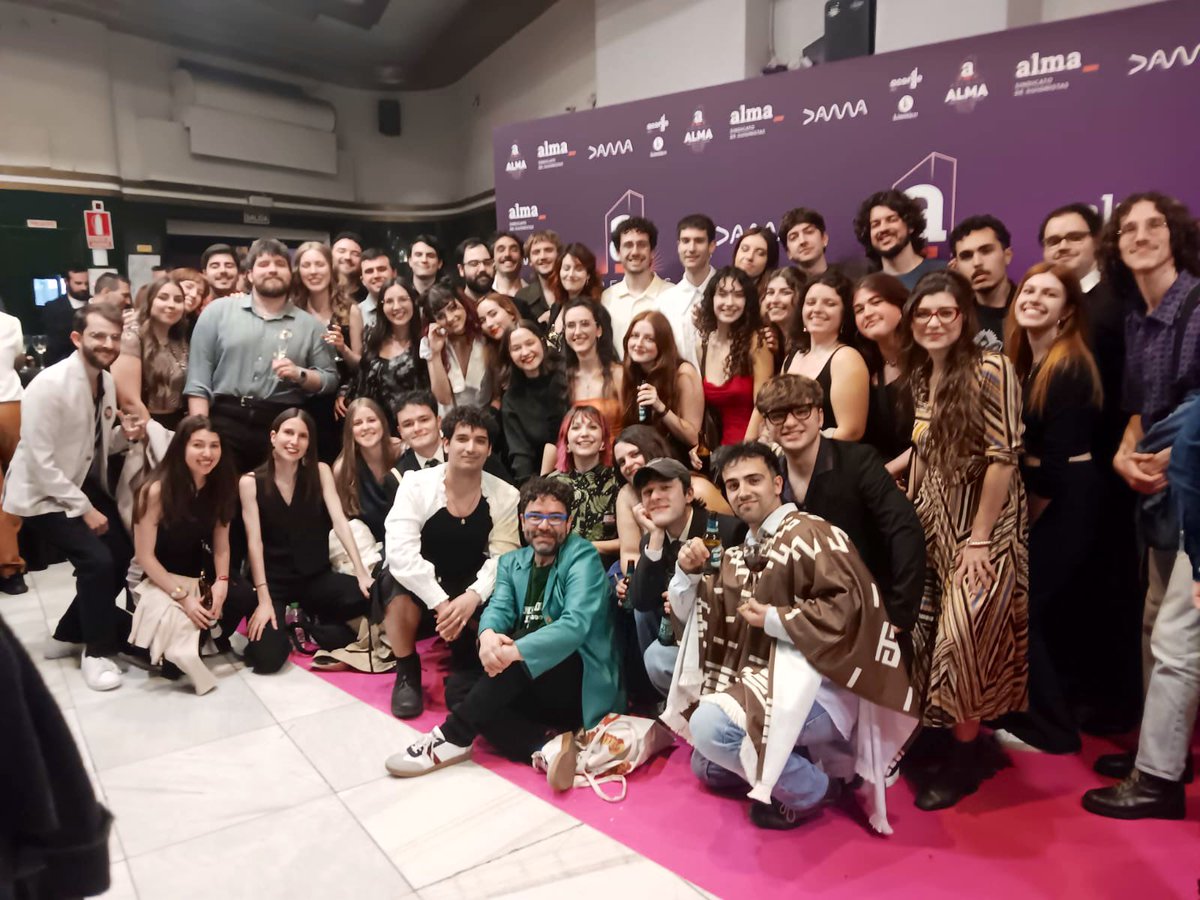 Felices de unir a la actual promoción del <a href="/MsterGuinCineTv/">MásterGuiónUC3M_ALMA</a> con alumni de anteriores ediciones en los #PremiosALMA25, la gala más divertida de la temporada de premios. ¡Y la familia sigue creciendo! 🤗🤗🤗 <a href="/almaguionistas/">ALMA GUIONISTAS</a> <a href="/Mechanicalalba/">Alba Lucío</a> <a href="/pablich/">pablo</a> <a href="/TamaraMoyaJ/">Tamara Moya</a>