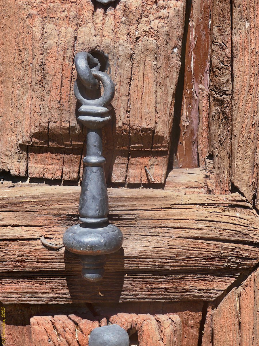 Aldaba en la puerta de la iglesia de Nuestra Señora del Val.

Atienza, Guadalajara, España. Abril de 2005. 

#garcellor #aldabas #atienza #nuestraseñoradelval #templos