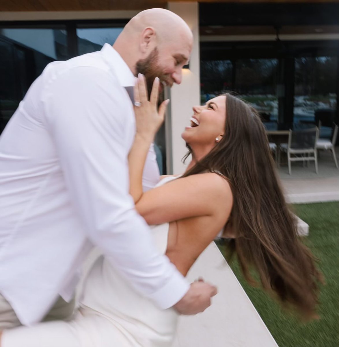 _TheEagleTimes's tweet image. Lane Johnson has announced his engagement to his fiancé Kelsey 💚

#FlyEaglesFly
