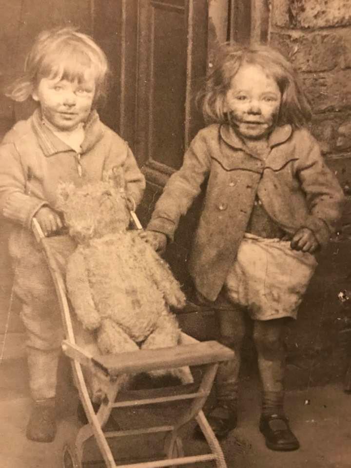 oldpicposter's tweet photo. Two little girls with their teddy bear, during the May blitz in Liverpool (1941) https://t.co/uh7Hc5K8fD