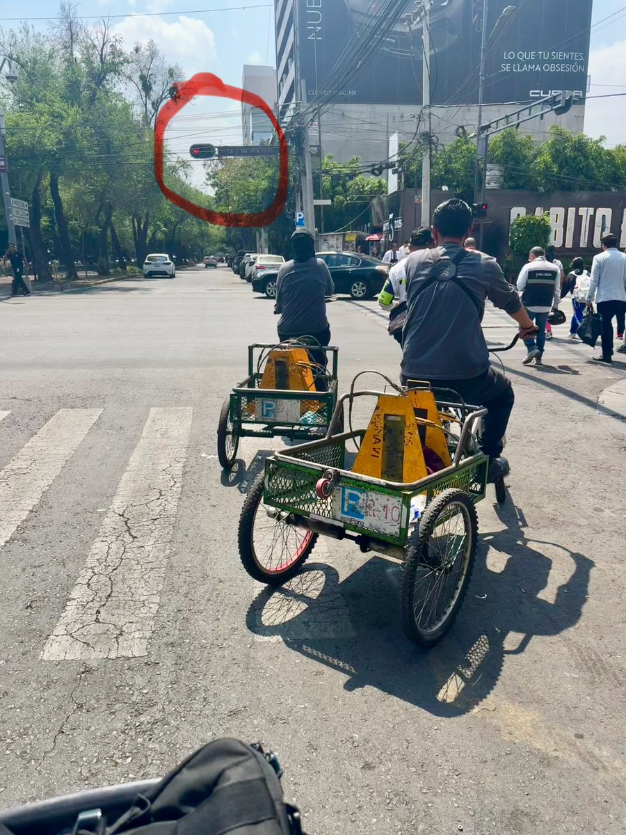 Como cuando cometes una infracción mientras infraccionas a otros <a href="/SSC_CDMX/">SSC CDMX</a> <a href="/ecoParq/">ecoParq</a> <a href="/LaSEMOVI/">Secretaría de Movilidad CDMX</a> 🤡🤡🤡