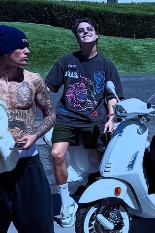 offmybieber's tweet photo. IS THAT MATTHEW ESPINOSA AND JUSTIN??? https://t.co/sfg4dgwBBL