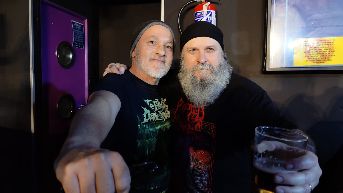 Un placer poder conocer en persona a Vicente Paya de la banda legendaria de DM patrio UNBOUNDED TERROR!! Grandioso concierto presentación del nuevo album Something Is Rotten In Humanity en la sala Silikona de Madrid. El album incluye mi portada y lo edita Xtreem Music. BRUTAL!