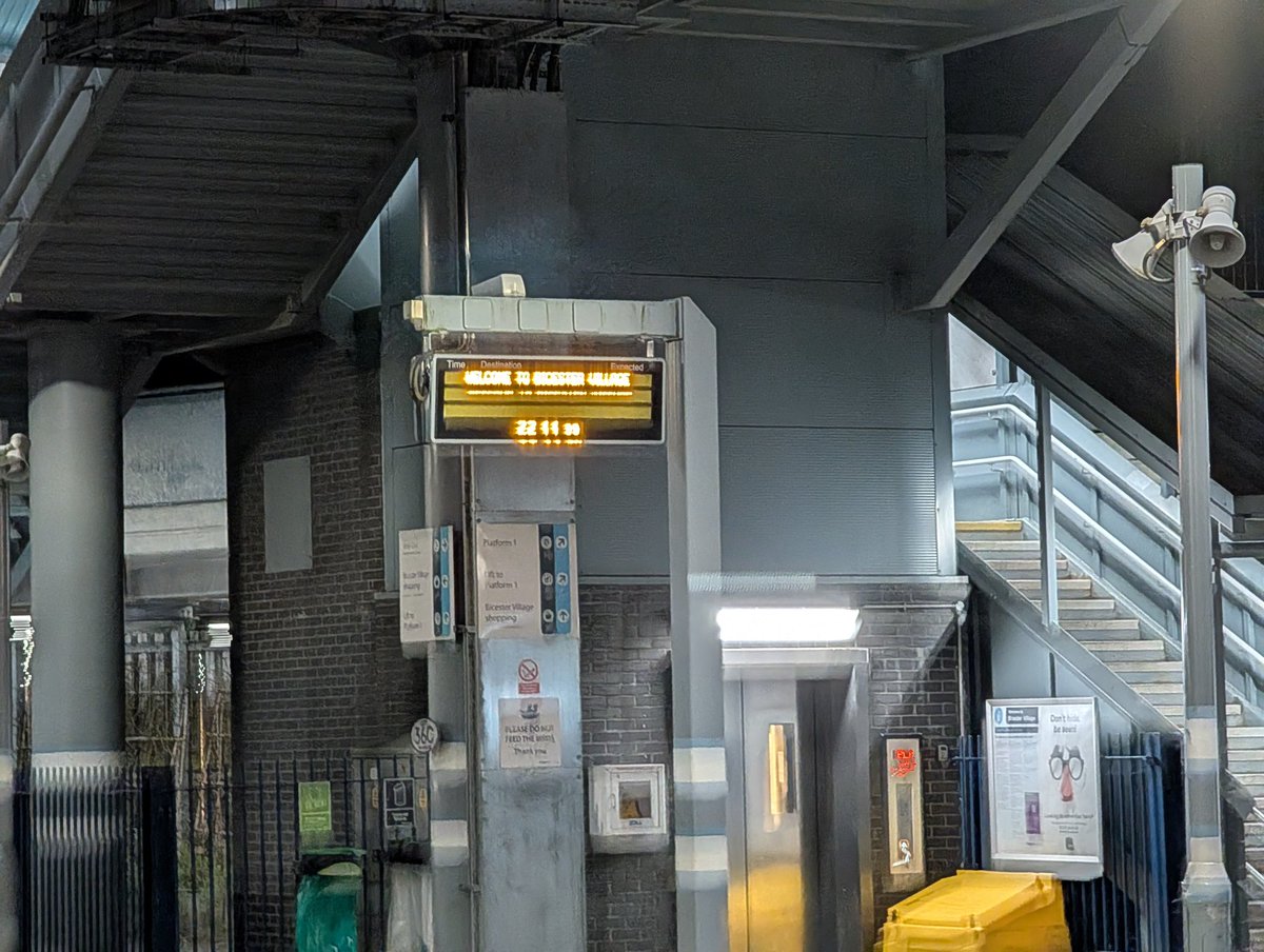 Communication skills from <a href="/chilternrailway/">Chiltern Railways</a> top notch yet again.
Guess when your train will arrive on both platforms.