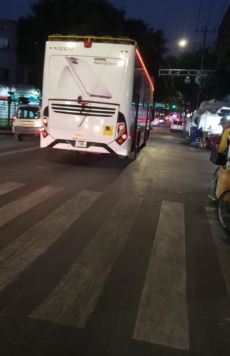 YazCarrilloMata's tweet photo. Ayer tuve un percance físico con una unidad de Turibus que invadió el carril confinado, mandé la queja a ADO Turibus y mencionó que no puede hacer nada con el número de placa de la unidad. 
#turibus @turibuscdmx @LaSEMOVI
#semovi  @ado https://t.co/wGRz2UI8Tm