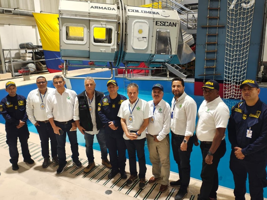 SENAenBolivar's tweet photo. El director @jaimetorradoc y @robertoplata subdirector-e del Centro Náutico, visitaron el ambiente de salvamento marítimo de la Base Naval Aérea en #Barranquilla. @SENAenBolivar iniciará proyecto de construcción de uno similar y capacitar a gente de Mar y de Industria OffShore. https://t.co/FHByBYwLej