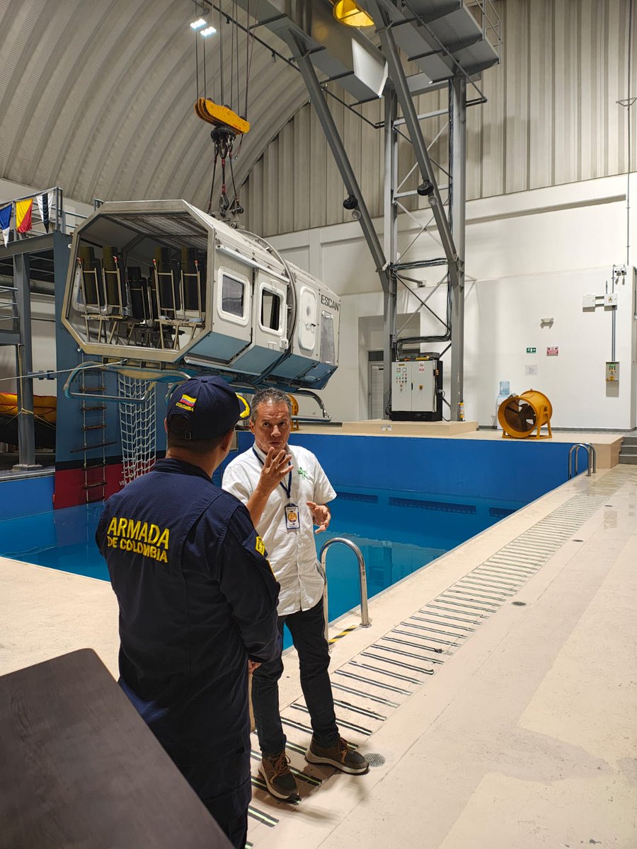 SENAenBolivar's tweet photo. El director @jaimetorradoc y @robertoplata subdirector-e del Centro Náutico, visitaron el ambiente de salvamento marítimo de la Base Naval Aérea en #Barranquilla. @SENAenBolivar iniciará proyecto de construcción de uno similar y capacitar a gente de Mar y de Industria OffShore. https://t.co/FHByBYwLej