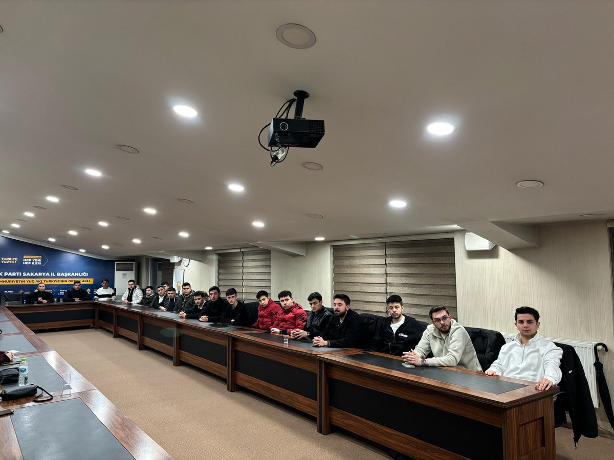 YeniSecmen54's tweet photo. ÜNİAK + Yeni Seçmen = 👑

Yönetim Kurulu Toplantımızı, İl Başkan Vekilimiz Sn. Oğuzhan Çiftçi başkanlığında, Yeni Seçmen ve ÜNİAK Sakarya ailesiyle gerçekleştirdik.

Doğrunun ve hakikatin izinde, yeni katılan arkadaşlarımızla daha güçlü adımlar atıyoruz.🚀 

#ÜNİAK #YeniSeçmen https://t.co/gAVpLu46OC