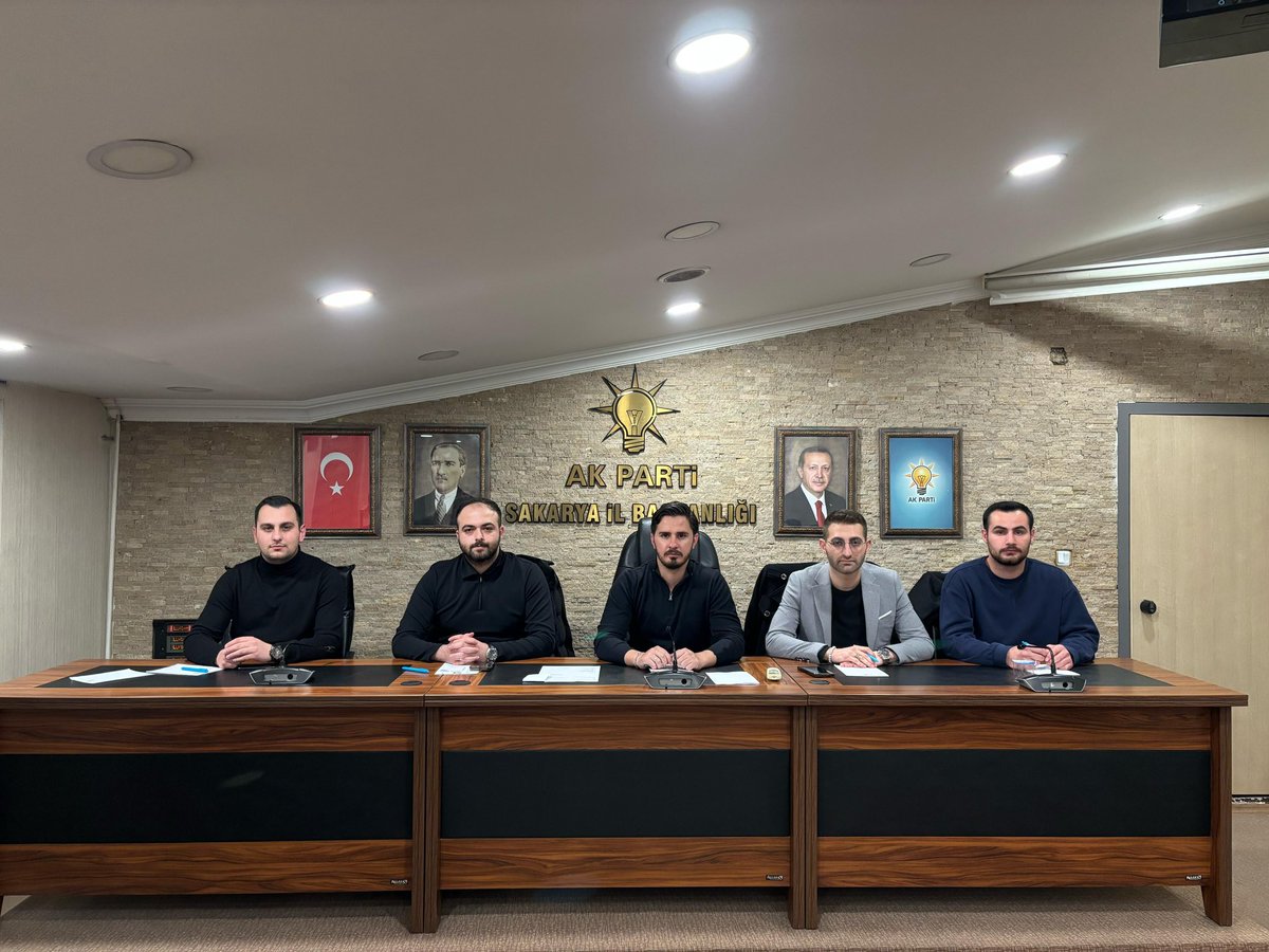 YeniSecmen54's tweet photo. ÜNİAK + Yeni Seçmen = 👑

Yönetim Kurulu Toplantımızı, İl Başkan Vekilimiz Sn. Oğuzhan Çiftçi başkanlığında, Yeni Seçmen ve ÜNİAK Sakarya ailesiyle gerçekleştirdik.

Doğrunun ve hakikatin izinde, yeni katılan arkadaşlarımızla daha güçlü adımlar atıyoruz.🚀 

#ÜNİAK #YeniSeçmen https://t.co/gAVpLu46OC