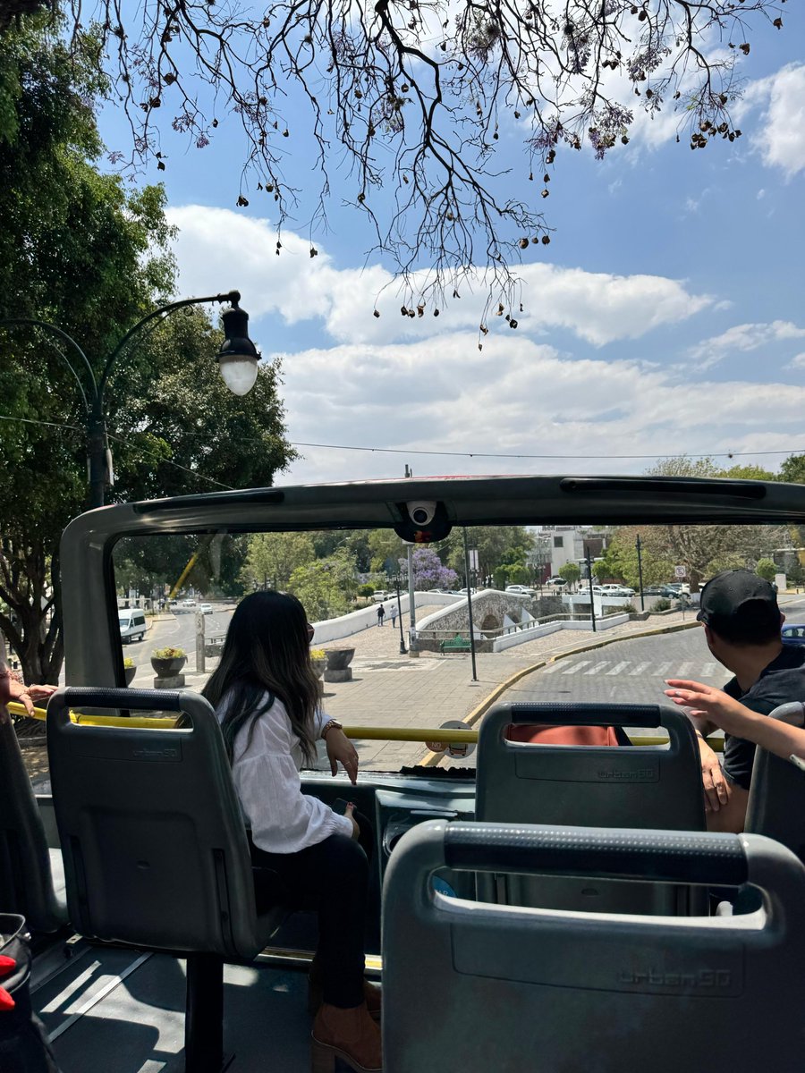 turibuscdmx's tweet photo. En cada parada, un sorbo que cuenta una historia. 🚌

Visitamos Miel de Agave, Cerro Colorado y Mezcalli, donde descubrimos el arte, la pasión y la tradición detrás de cada mezcal 100% artesanal. 🌵 #Turimezcales https://t.co/xTrebI3hxK