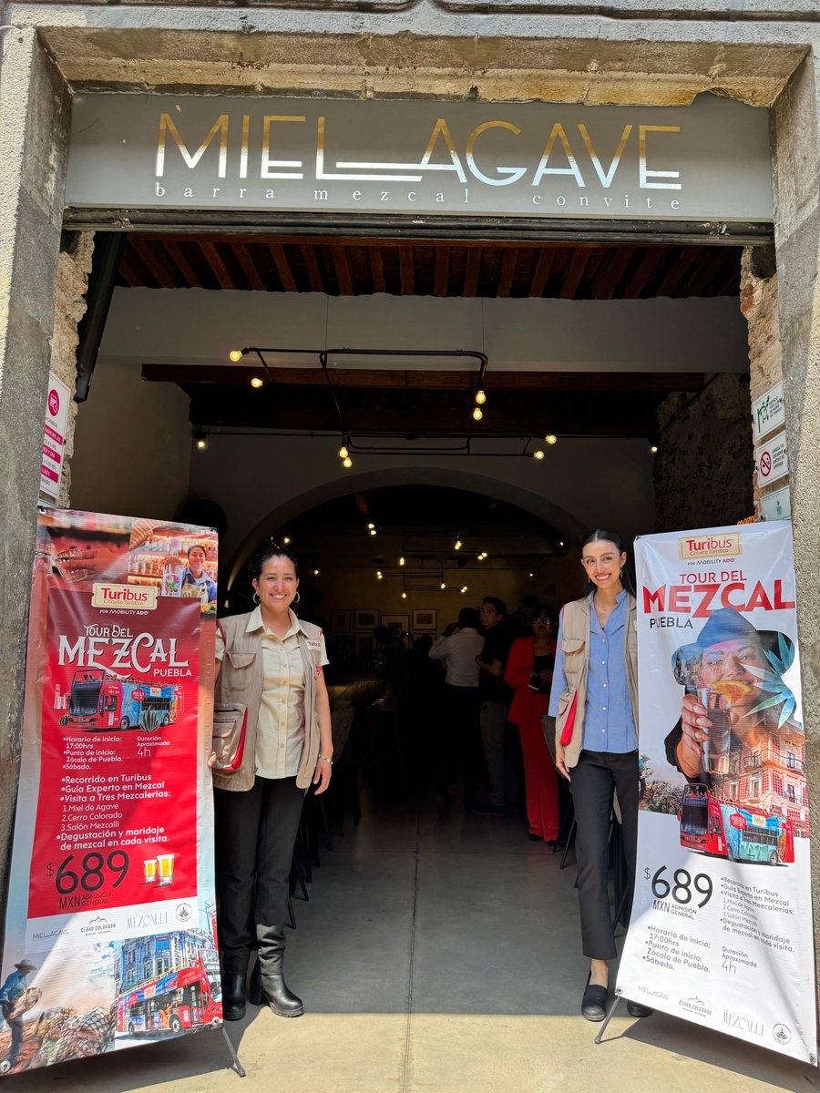turibuscdmx's tweet photo. En cada parada, un sorbo que cuenta una historia. 🚌

Visitamos Miel de Agave, Cerro Colorado y Mezcalli, donde descubrimos el arte, la pasión y la tradición detrás de cada mezcal 100% artesanal. 🌵 #Turimezcales https://t.co/xTrebI3hxK