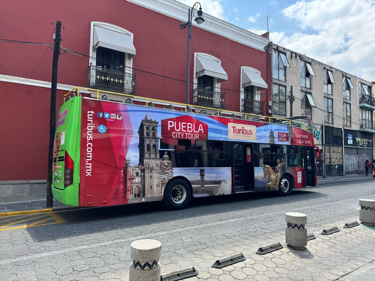 turibuscdmx's tweet photo. En cada parada, un sorbo que cuenta una historia. 🚌

Visitamos Miel de Agave, Cerro Colorado y Mezcalli, donde descubrimos el arte, la pasión y la tradición detrás de cada mezcal 100% artesanal. 🌵 #Turimezcales https://t.co/xTrebI3hxK