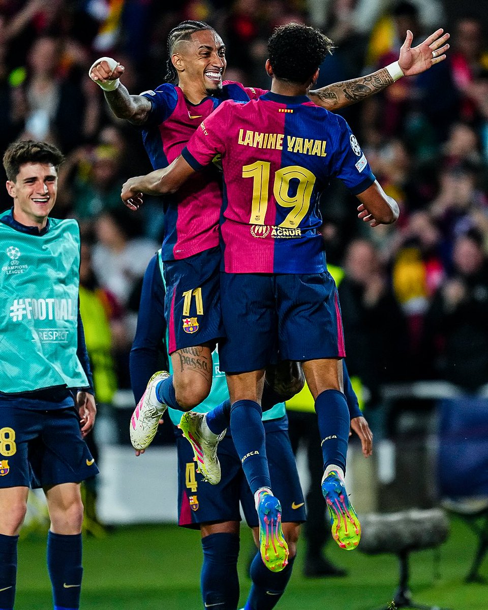 danopv_'s tweet photo. Además, Lewy sigue demostrando ser uno de los mejores delanteros del momento, atendiendo por duplicado a su máxima víctima, el Dortmund, con 29 goles 🇵🇱

Sin dejar de lado a Raphinha, que lleva 12 goles en 11 partidos disputados, récord para un 🇧🇷 en una sola edición de Champions https://t.co/isH88NgFq6