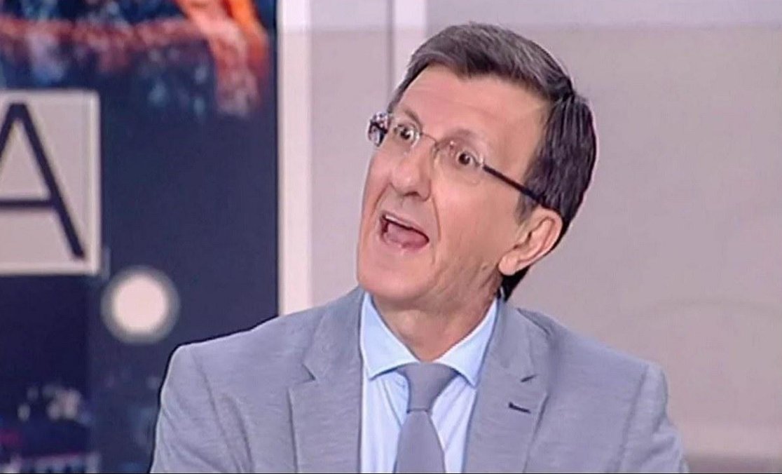 NMpogiopoulos's tweet photo. Αυτός ο τύπος σήμερα ωρυόταν.
Ο λόγος: Στη χώρα που - με τους νόμους που ψηφίζουν οι ταγοί που αυτός ασπάζεται - οι απεργίες κηρύσσονται κατά 90% "παράνομες και καταχρηστικές", βρέθηκε ένα δικαστήριο που κήρυξε μια (αριθμός "1") απεργία νόμιμη.
Ο τύπος αυτός που ωρυόταν επειδή υπήρξε μια απεργία που δεν κρίθηκε κι αυτή "παράνομη και καταχρηστική", έχει περιγράψει τον εαυτό του ως "περήφανο απεργοσπάστη".
Ο τύπος αυτός, ο "περήφανος απεργοσπάστης", και χτες που είχαν απεργία οι δημοσιογράφοι, πάλι απεργοσπάστης ήταν.
Οταν ο Τζακ Λόντον έλεγε πως ο "απεργοσπάστης" είναι εκείνο το είδος το φτιαγμένο από την πιο αηδιαστική ουσία που περίσσεψε του Θεού, προφανώς δεν είχε στο μυαλό του αυτόν τον τύπο.