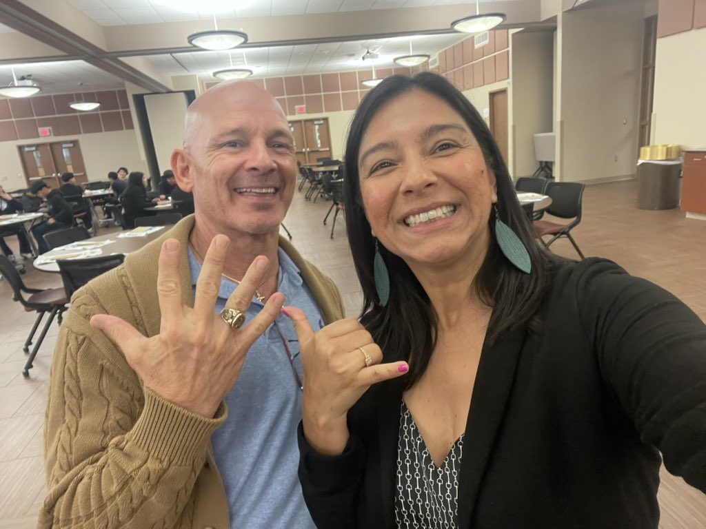 Emily Fɾαɳƈιʂ (@emilyfranesl) on Twitter photo When you meet a Niner 1000 miles away from Charlotte!!
Loved meeting Patric in Houston, TX
Proud Niners here 💚⛏️ <a href="/49erAlumni/">UNC Charlotte Alumni 🤙</a> <a href="/CLT_COED/">UNC Charlotte Cato College of Education</a> When you meet a Niner 1000 miles away from Charlotte!!
Loved meeting Patric in Houston, TX
Proud Niners here 💚⛏️ <a href="/49erAlumni/">UNC Charlotte Alumni 🤙</a> <a href="/CLT_COED/">UNC Charlotte Cato College of Education</a>