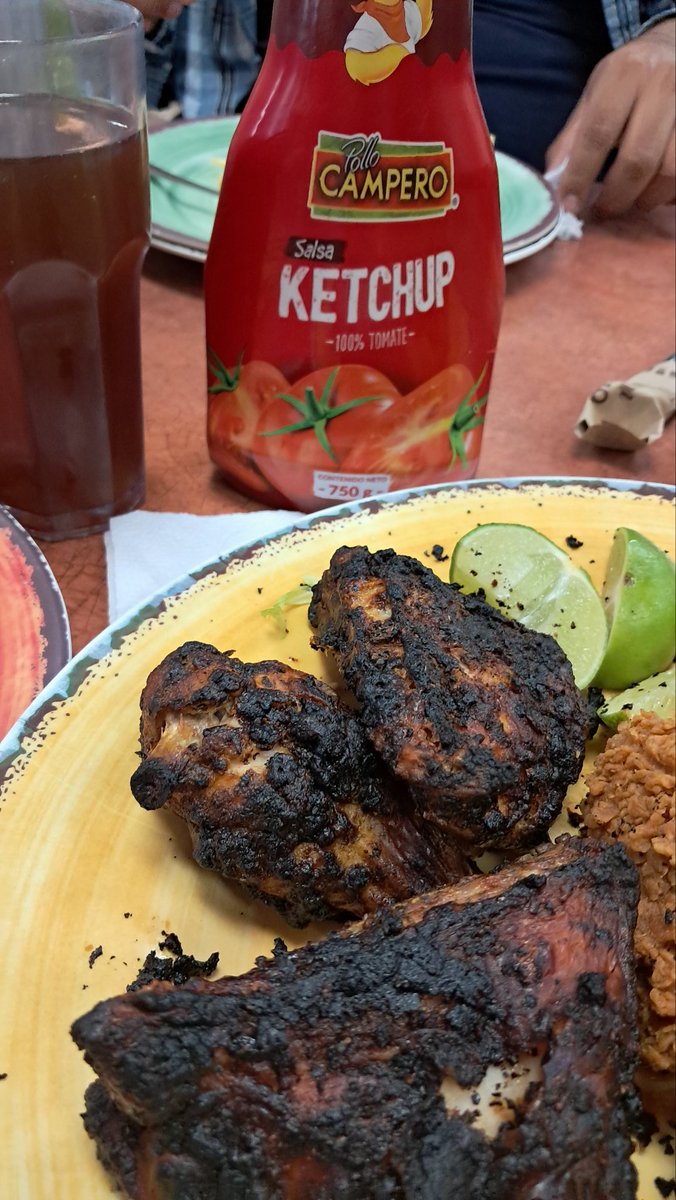 ChomaNorisa's tweet photo. Vas con ganar de degustar un pollo asado en @CamperoGT, pero esto de asado se pasar a negro, aún te cobran 6 por los cambio pedí cambio 3 veces de pollo 🍗 por que a mi gusto esta feo, y las 3 veces el pollo quemado y la última vez con olor al teflon, casi todas + en comentarios. https://t.co/pLzon6p6jU