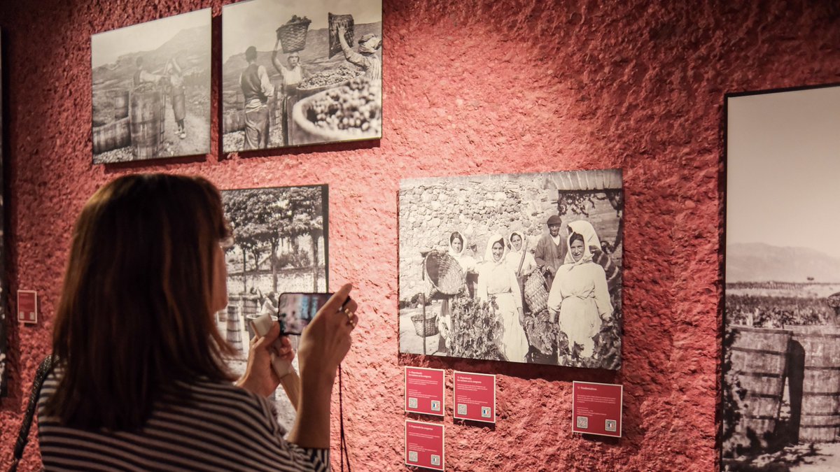 El Centro de la Cultura del Rioja acoge "La Familia del Vino". La muestra reúne los archivos fotográficos de las bodegas centenarias para ofrecer un relato inédito del origen de estos vinos. La mayoría de las imágenes están tomadas entre 1880 y 1920.