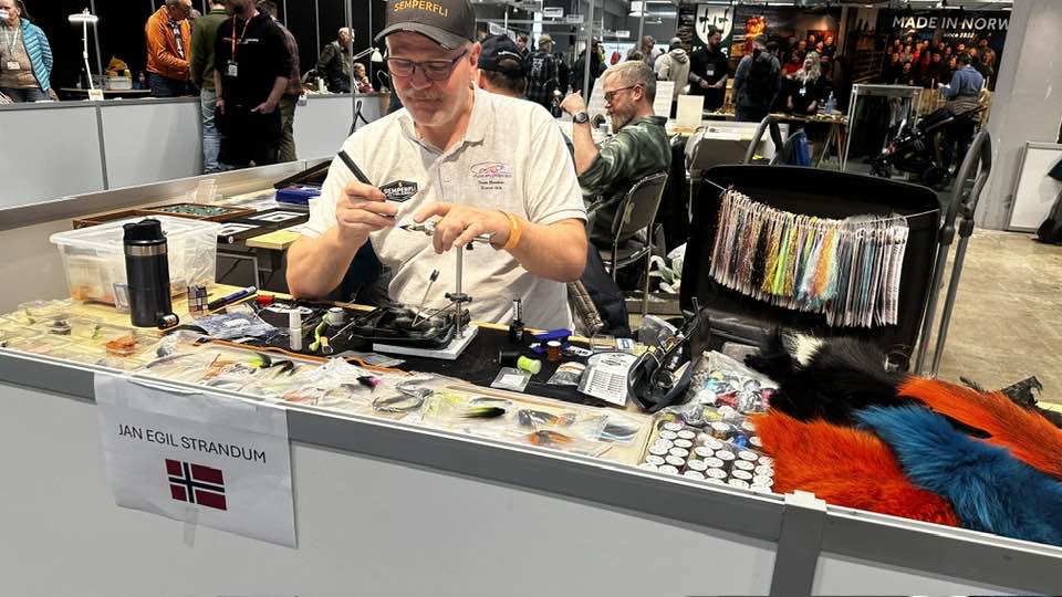 semperfli's tweet photo. Jan Egil Strandum had a fantastic time at the Camp Villmark event last weekend! Great work, Jan Egil! 

#semperfli #semperfliproteam #flytying #poweredbysemperfli #tiewithsemperfli #flytyinglife #flytyingevent https://t.co/Jknbh5wdw3