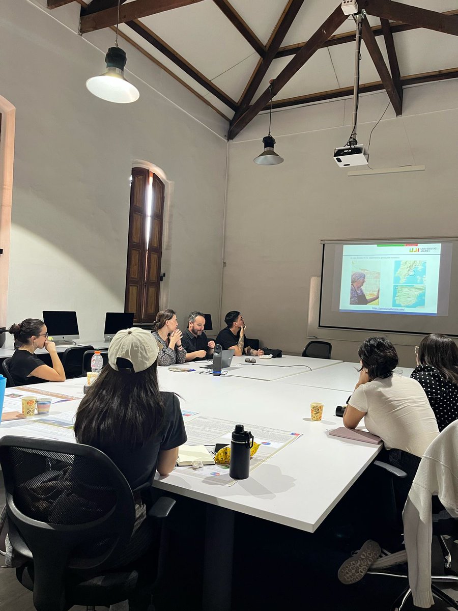 El 8 de abr se realizó el seminario de resultados del FONDECYT 11221034, dirigido por el Dr. Massimiliano Farris, sobre geografías del holding forestal. Participó la académica Obdulia Monteserín (UJI) con una interesante exposición sobre turismo rural en márgenes globales🌍