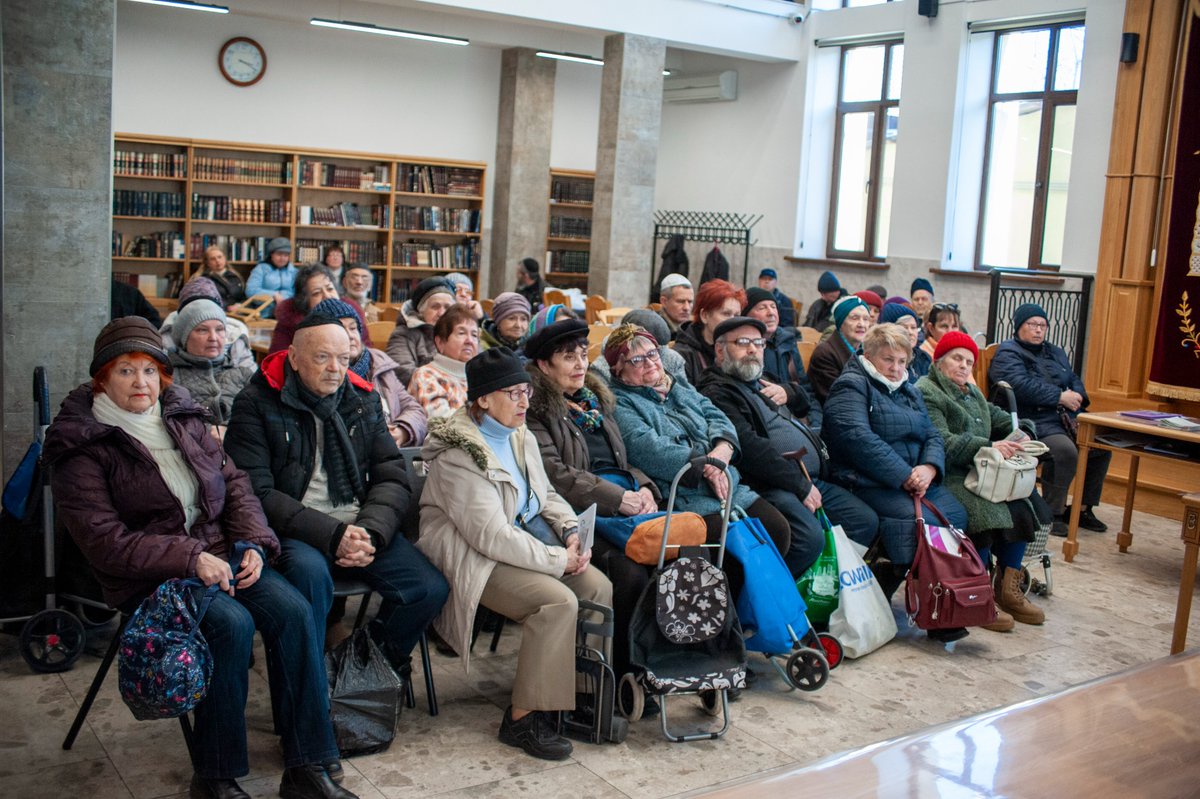 770Chisinau's tweet photo. הרב הראשי של מולדובה, הרב מנחם מענדל אקסלרוד שליט"א, נשא דבר תורה וענה לשאלות בהלכות פסח. אלפי ק"ג מצות חולקו ב־18 קהילות, כולל מצה שמורה וחבילות מזון – גם לקהילות קטנות ונידחות. https://t.co/EaUvsT2Pp5