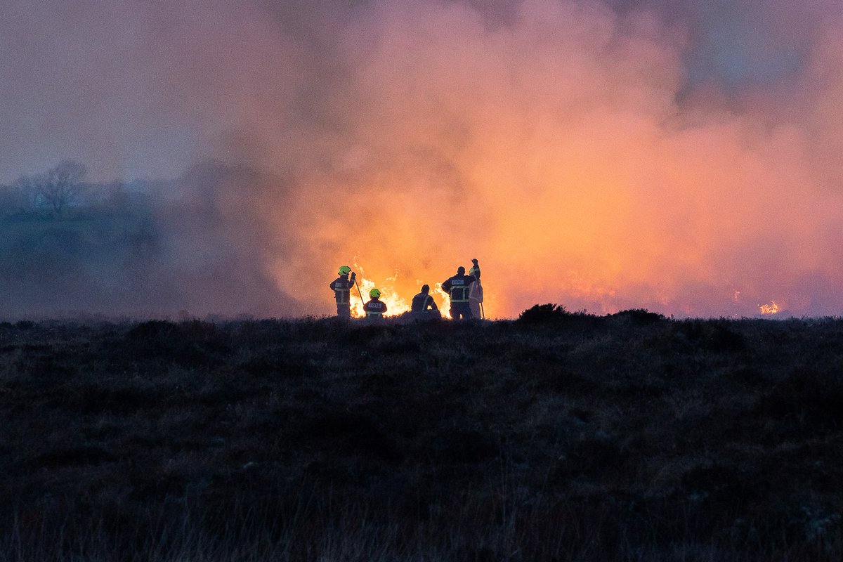 Fire services from Boyle, Elphin, Charlestown, Ballyhaunis, and Ballaghaderreen are currently in Clooncah, Lisacul, working to stop the spread of a fire.
The fire near Clooncah, Lisacul is a separate incident from the fires today in the area of Cloonmaul and Cloonfower, near