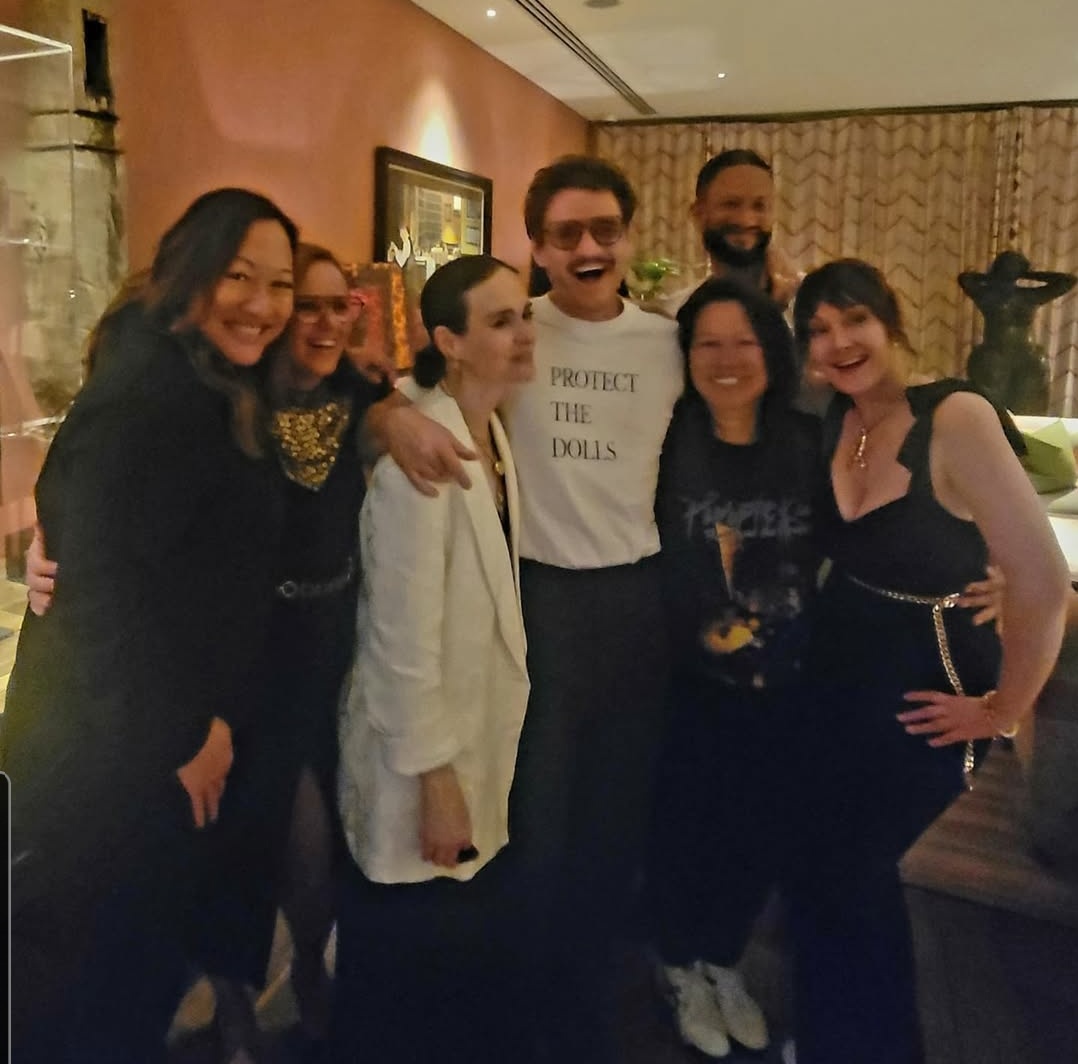PedroPascalNews's tweet photo. 📸| Gracie Rowe, uma das melhores amigas de Pedro Pascal, compartilhou um pouco mais da festa de 50 anos dele em Londres! https://t.co/OeNIr9hOcx