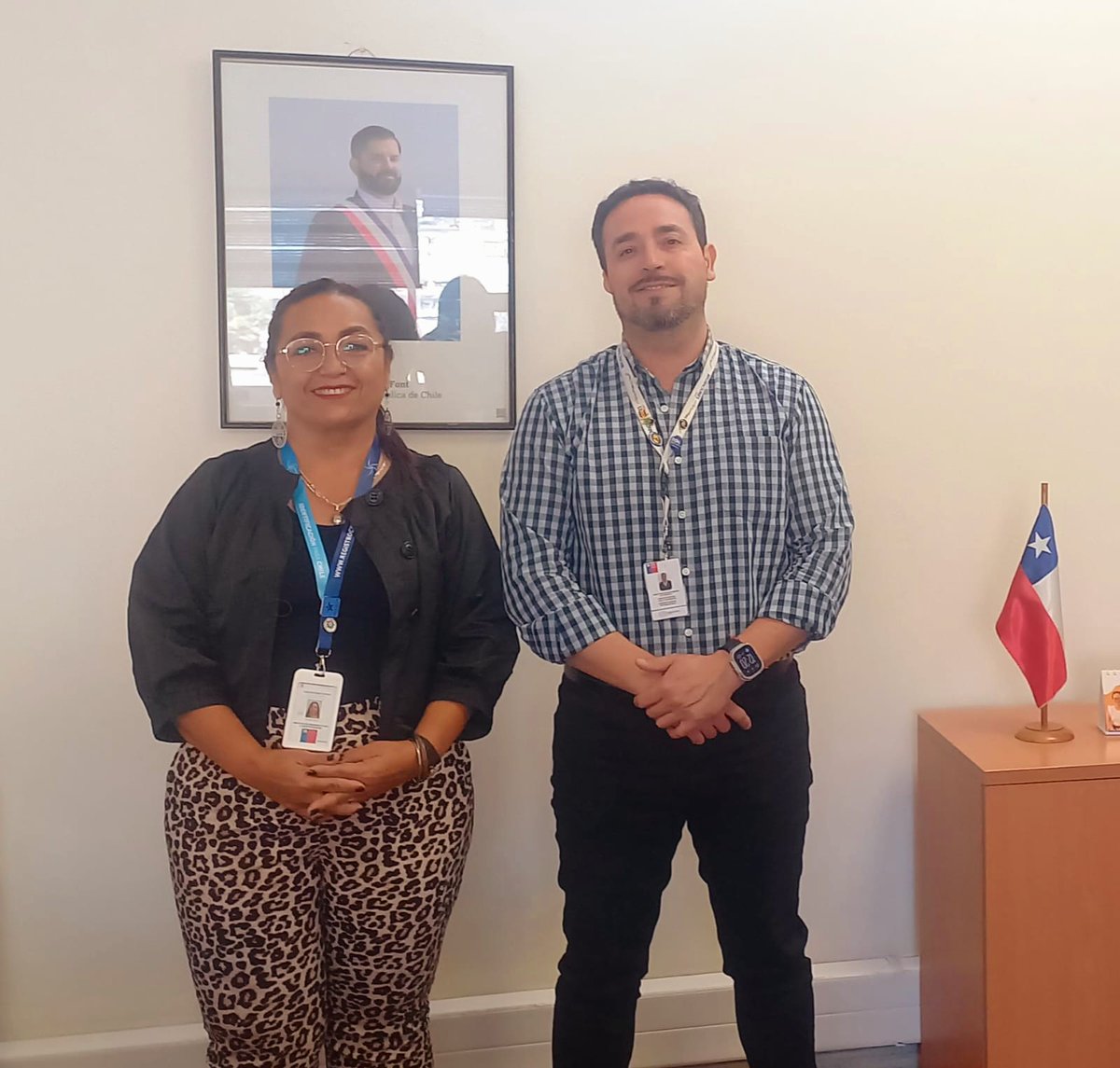 Regcivil_Arica's tweet photo. En reunión de trabajo, Directora Regional (S) del SRCeI, Carolina Videla Osorio, y Director Regional del Servicio Nacional de Migraciones, Darío Sánchez Montenegro, proyectan mejora contínua y coordinaciones interinstitucionales para la entrega de servicios a la comunidad. #Arica https://t.co/AhKygT9Bf5