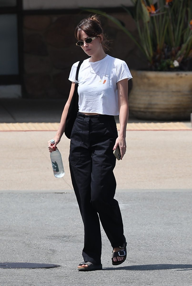 ElNarradordeMX's tweet image. 🌟 LAS SANDALIAS DE DAKOTA JOHNSON: CÓMODAS Y ESTILOSAS 🌟 Dakota apuesta por Birkenstocks y un look minimalista años 90. ¡Un estilo perfecto para el día a día! 👟✨

👉 elnarradordemexico.com/?p=67892

#DakotaJohnson #EstiloAños90 #ModaComoda #Birkenstock #FashionTips #Minimalismo