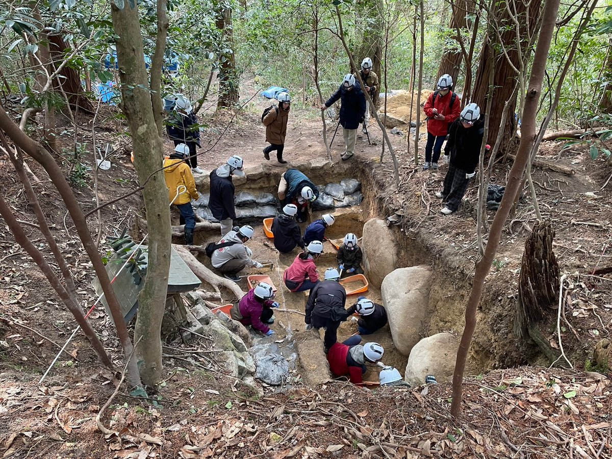 usp_kouko's tweet photo. 2月26日〜3月19日、荒神山古墳群A支群1号墳の発掘調査を行いました
3月8日には発掘調査体験会を開催しました。今年は天候に恵まれ、多くの方にお越しいただきました。今回の発掘体験が考古学に興味を持つきっかけとなると嬉しいです。

また、4月12日には現地説明会を行います。ぜひお越しください。 https://t.co/wt1syu99xU