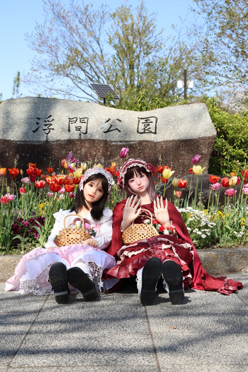 m30401122's tweet image. この日は平日にもかかわらず、沢山の方々から姉妹は注目され写真撮られました。SNSの投稿見せると「娘との愛を感じる」「娘がイキイキしている」「仲良しポーズがいいね」という評価。私と娘の向き合い方をご理解頂き感謝🙇
 #ロリィタ  #浮間公園  #チューリップ

x.com/m30401122/stat…