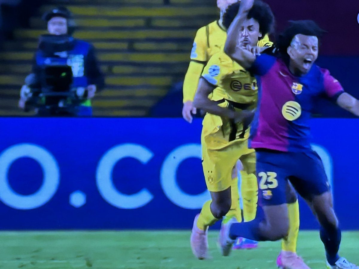 graefe_manuel's tweet photo. #UCL #BARBVB mich nervt immer mehr, wie sehr nicht nur national sondern auch noch international immer mehr Schiedsrichter auf diese billigen Faller hereinfallen. Adeyemi spielt den Ball vorbei, hat Tempovorteil und wird mit beiden Händen geblockt (Pic2). Dass er darauf hin seinerseits mit Händen arbeitet&versucht diesen Nachteil auszugleichen ist völlig normal. Aber Barça Spieler schreit&fällt theatralisch nach minimalen Schulter/Haarkontakt. Wenn muss man das erste Blocken ahnden oder gar nichts, wenn beide arbeiten.. Freistoß Barça plus Gelb– ein Witz…
