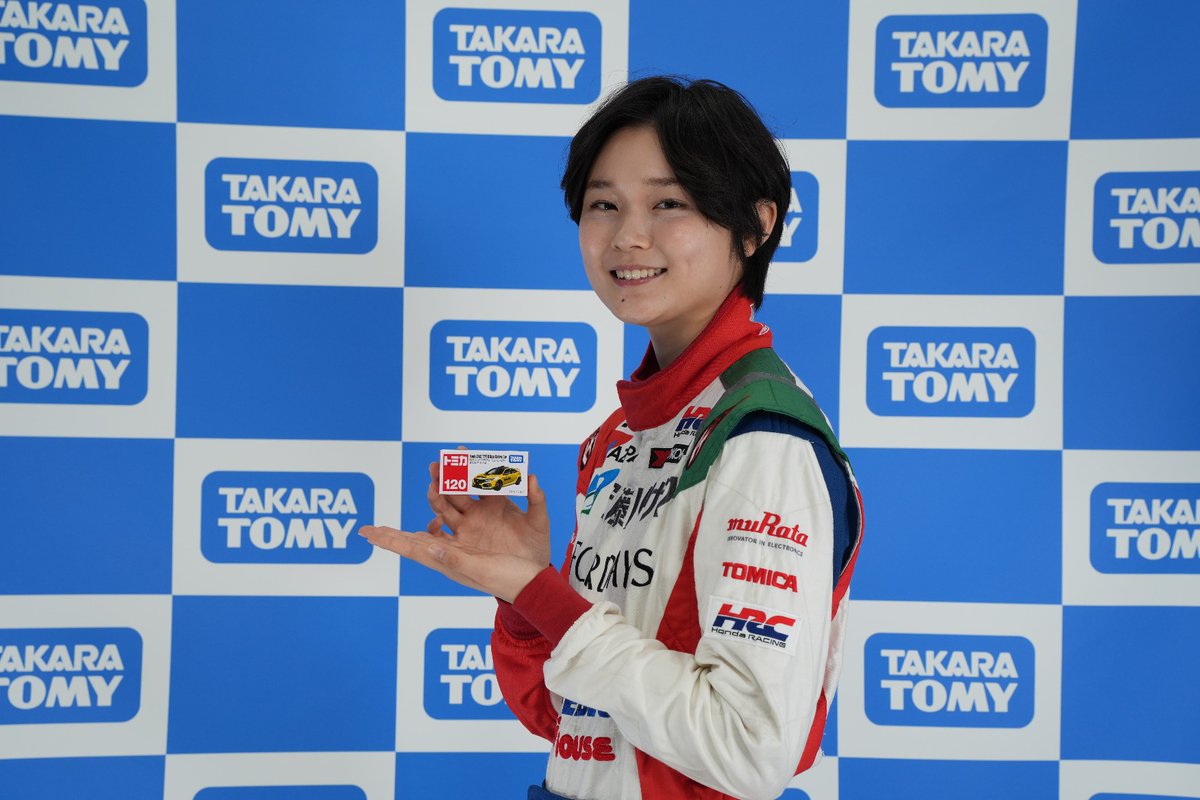 タカラトミーが プロレーシングドライバー 野田樹潤(Juju)選手と