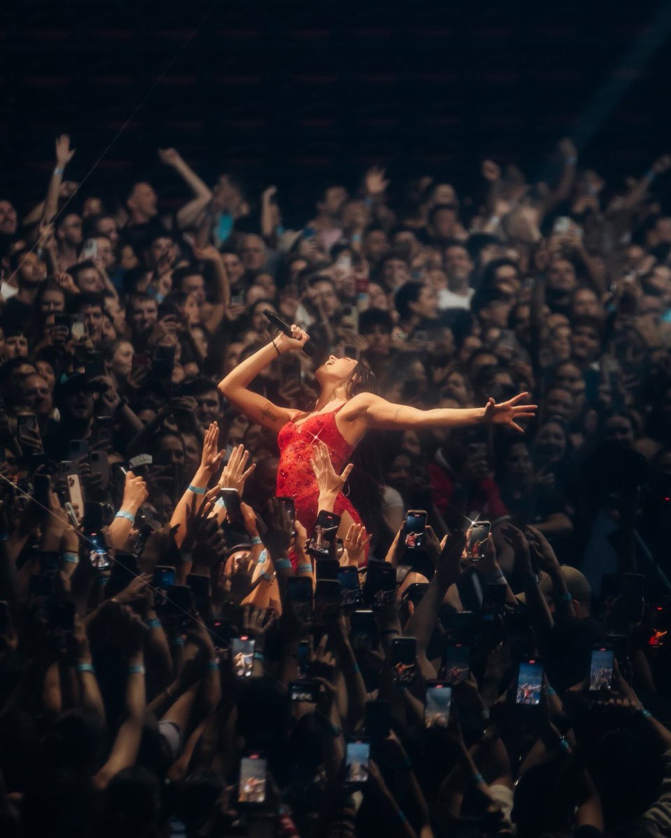 dlipahungary's tweet photo. 📸 | @DUALIPA shot by Jordan Munns for the #RadicalOptimismTour #1 https://t.co/PKI7FEHA7O