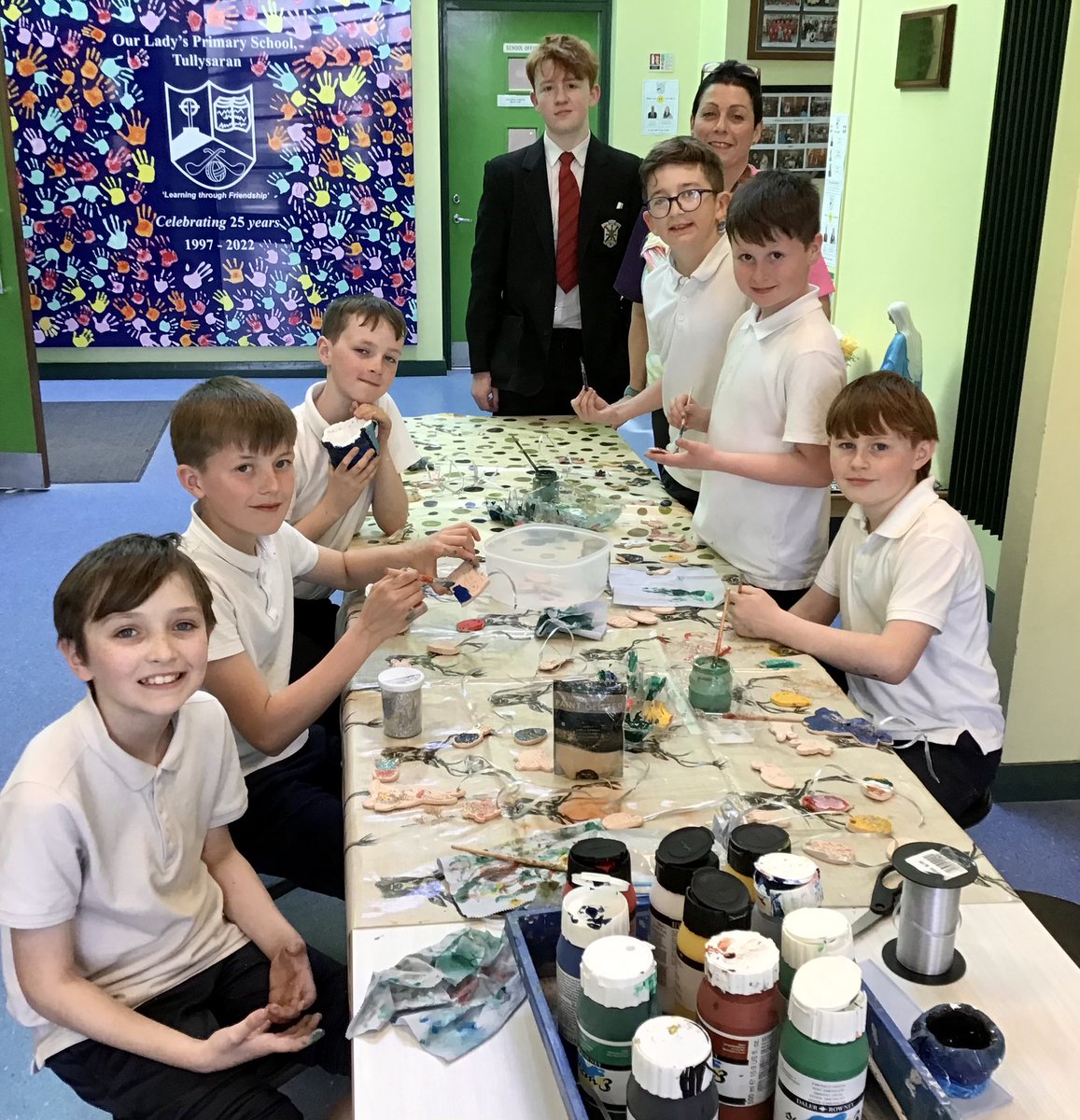 OLPSTullysaran's tweet photo. 🟠 Armagh School Links ⚪️
Thanks to Mrs Estelle Cafolla-Cooper who facilitated art sessions with our Primary 7 boys. Great learning, creativity and connections made which will help to support transition for the boys from Primary to Post Primary. 
#LearningthroughFriendship https://t.co/QIRMMXwbZm