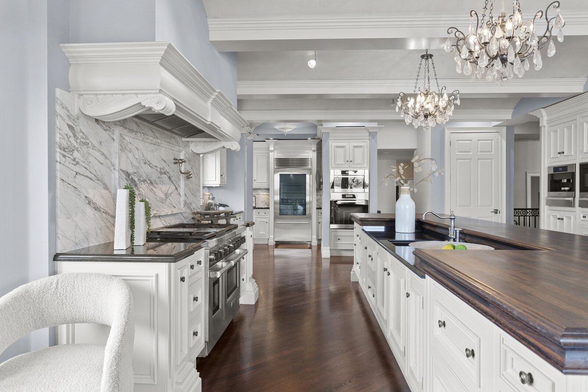 📍AUCTION Without Reserve | Mon, April 14th
- Sarasota Bay Meets The Gulf of America
- Luxury Waterfront Living | Brokers 2.5%
- 6300 sqft | 5 En-suite Beds | 5.5 Bath | Elevator
- 4-Car Garage | Whole-House GenSet 
ow.ly/z7Tx50VxQcv