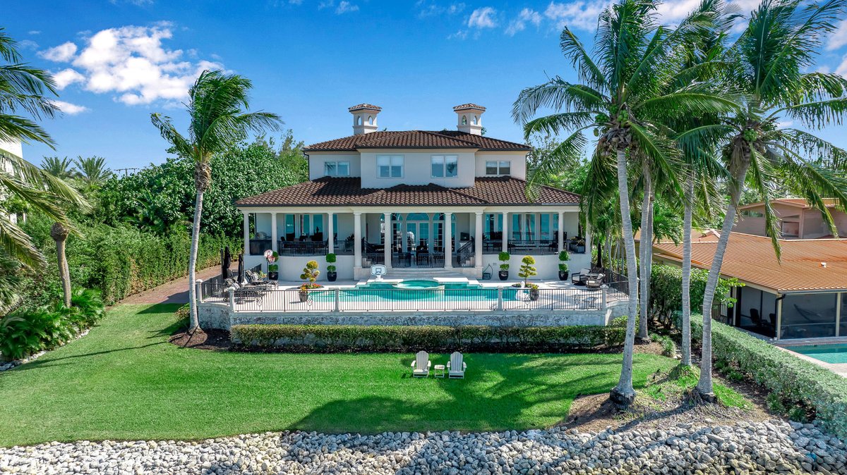 EliteLuxAuction's tweet photo. 📍AUCTION Without Reserve | Mon, April 14th
- Sarasota Bay Meets The Gulf of America
- Luxury Waterfront Living | Brokers 2.5%
- 6300 sqft | 5 En-suite Beds | 5.5 Bath | Elevator
- 4-Car Garage | Whole-House GenSet 
https://t.co/oIUhSrftwS https://t.co/YfY2hTuQ5F