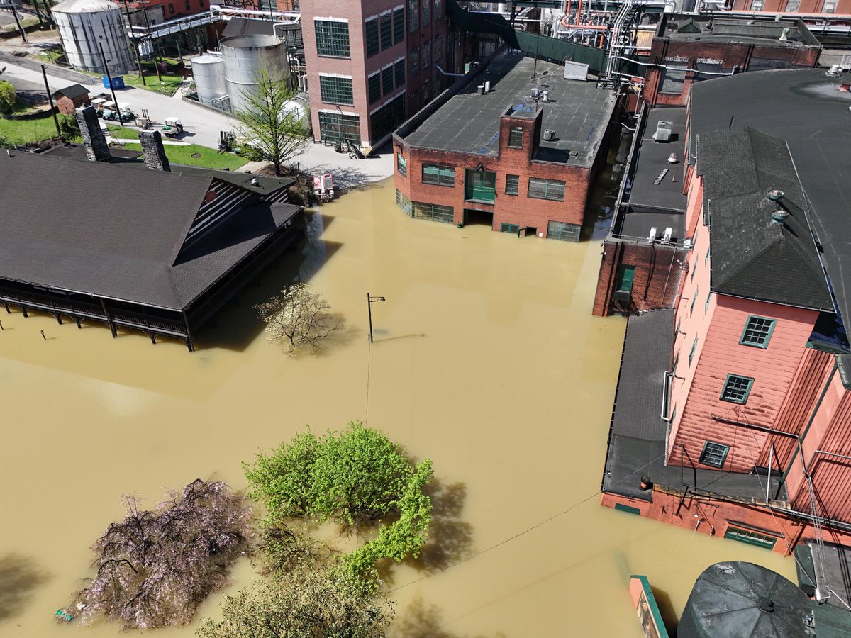 bourbonblog's tweet photo. Buffalo Trade Flooded: latest updates, photos AND how you can support Franklin County on https://t.co/SDndOrGiy0 #buffalotrace #fllood https://t.co/WNgpSl0QrH