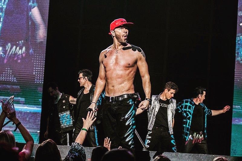 Chezsmom13's tweet photo. #DonnieEffectSyndrome #Donniegirls #WeMelt #IfelldownthestairsattheHanginToughTour #GoAheadLaughIdid ππ§‘π«Άππ€£π« π₯΅π₯ https://t.co/6afnsX8D86