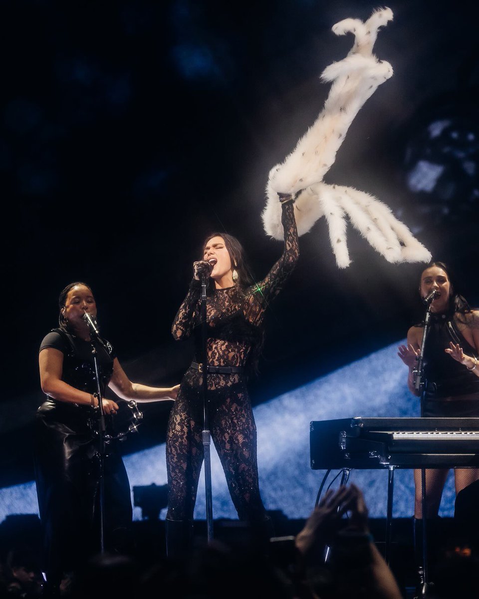 dlipahungary's tweet photo. 📸 | @DUALIPA shot by Jordan Munns for the #RadicalOptimismTour #2 https://t.co/0L6JcFLGde