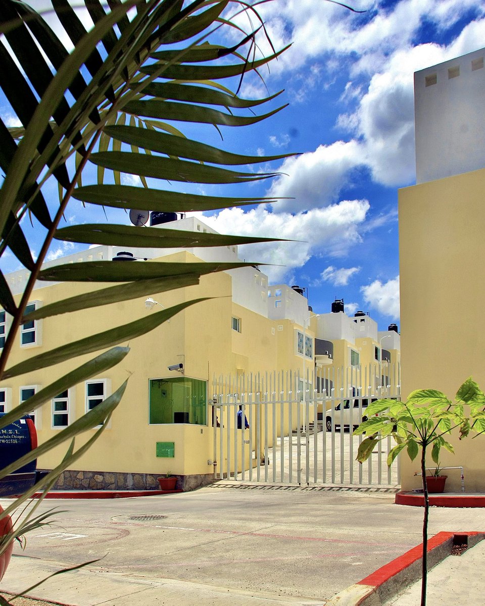 #Obras
#OperaPrima
Villas Diamante.

Conjunto de 24 departamentos 35m2 para estudiantes y estacionamiento en Tuxtla Gutiérrez, #Chiapas.

1) Vista general.
2) Vista de acceso.

Colaboración: <a href="/Denisse88765981/">Denisse Navarro</a>
#Fotografía: Mike Abarca

#Arquitectura #Architecture
#REArquitectos