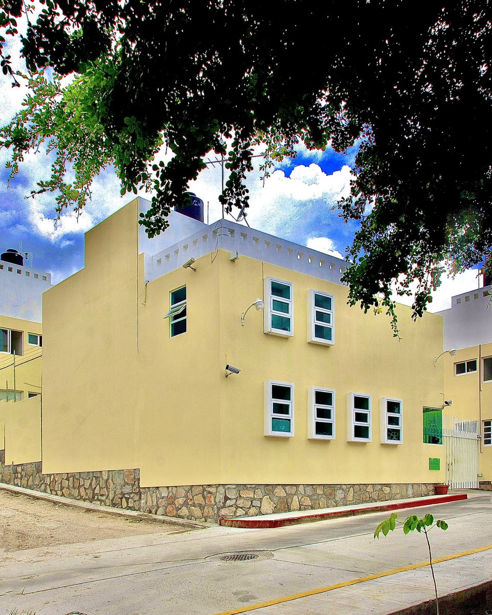 TEArquitectos's tweet image. #Obras
#OperaPrima
Villas Diamante.

Conjunto de 24 departamentos 35m2 para estudiantes y estacionamiento en Tuxtla Gutiérrez, #Chiapas.

1) Vista general.
2) Vista de acceso.

Colaboración: @Denisse88765981
#Fotografía: Mike Abarca

#Arquitectura #Architecture
#REArquitectos