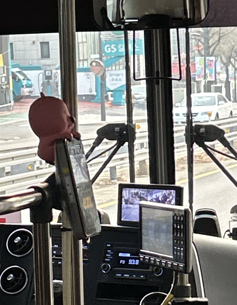 출근버스에서 귀여운거봤다