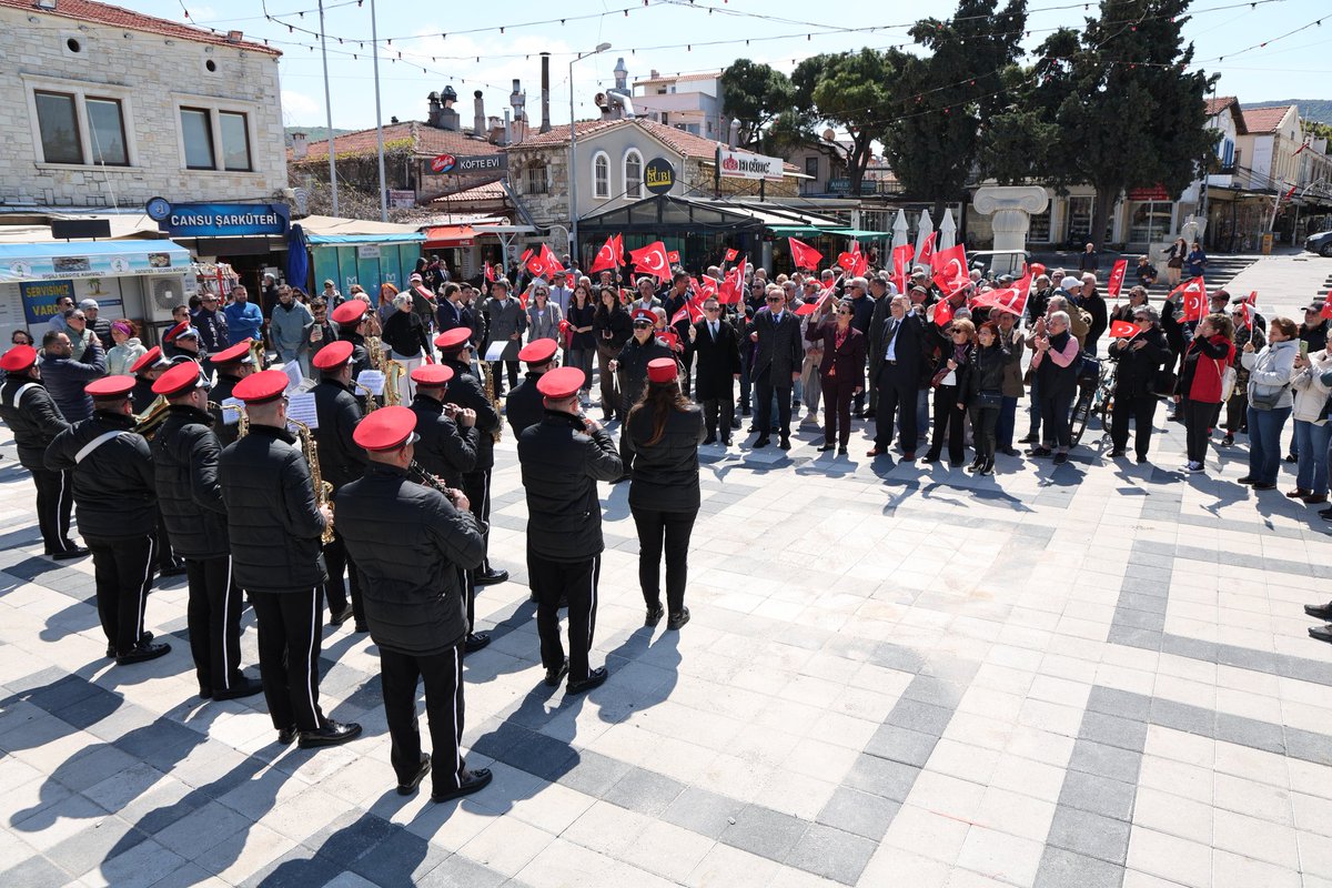saniyeborafc's tweet photo. Atatürk’ün Foça’ya gelişinin 91. yılı etkinlikleri kapsamında, Karşıyaka Belediyesi Bandosu eşliğinde Celile Hanım Köşkü’nden başlayan yürüyüşümüzün ardından, Reha Midilli Kültür Merkezi’nde İlkay Kıyak’ın sunumları ve Aslı Güngör’ün “Atatürk’ün Sevdiği Şarkılar” konseriyle Ata’mızı saygı ve özlemle andık.