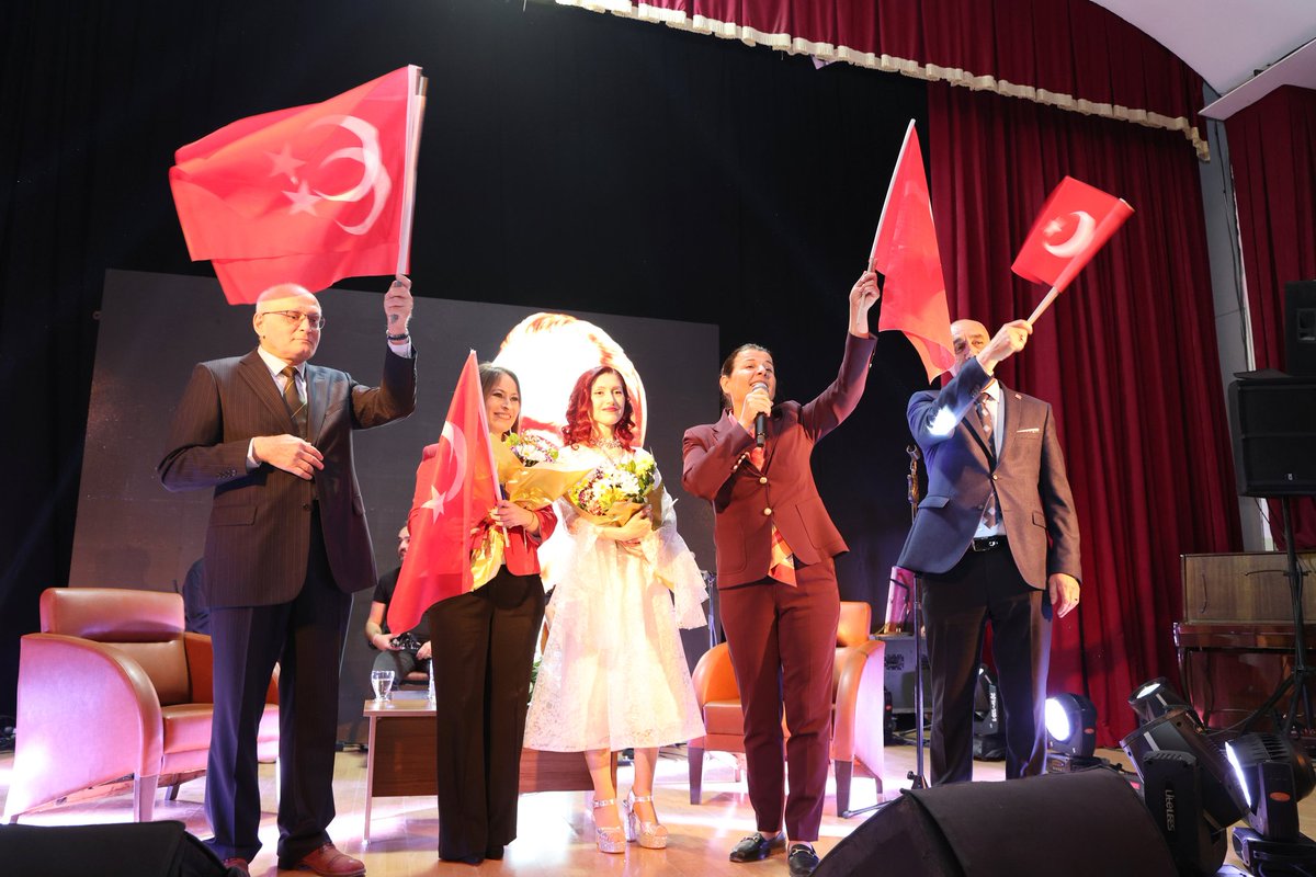saniyeborafc's tweet photo. Atatürk’ün Foça’ya gelişinin 91. yılı etkinlikleri kapsamında, Karşıyaka Belediyesi Bandosu eşliğinde Celile Hanım Köşkü’nden başlayan yürüyüşümüzün ardından, Reha Midilli Kültür Merkezi’nde İlkay Kıyak’ın sunumları ve Aslı Güngör’ün “Atatürk’ün Sevdiği Şarkılar” konseriyle Ata’mızı saygı ve özlemle andık.