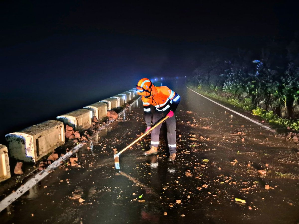 CECOPAL SC Tenerife (@cecopalsc) on Twitter photo Personal de <a href="/ProteCivilSCTF/">Voluntariado de Protección Civil SC Tenerife</a> colabora en la limpieza de un pequeño desprendimiento sobre la calzada de la (TF-12) en el Punto Kilométrico (PK) 13. #AlertaLluvias Personal de <a href="/ProteCivilSCTF/">Voluntariado de Protección Civil SC Tenerife</a> colabora en la limpieza de un pequeño desprendimiento sobre la calzada de la (TF-12) en el Punto Kilométrico (PK) 13. #AlertaLluvias