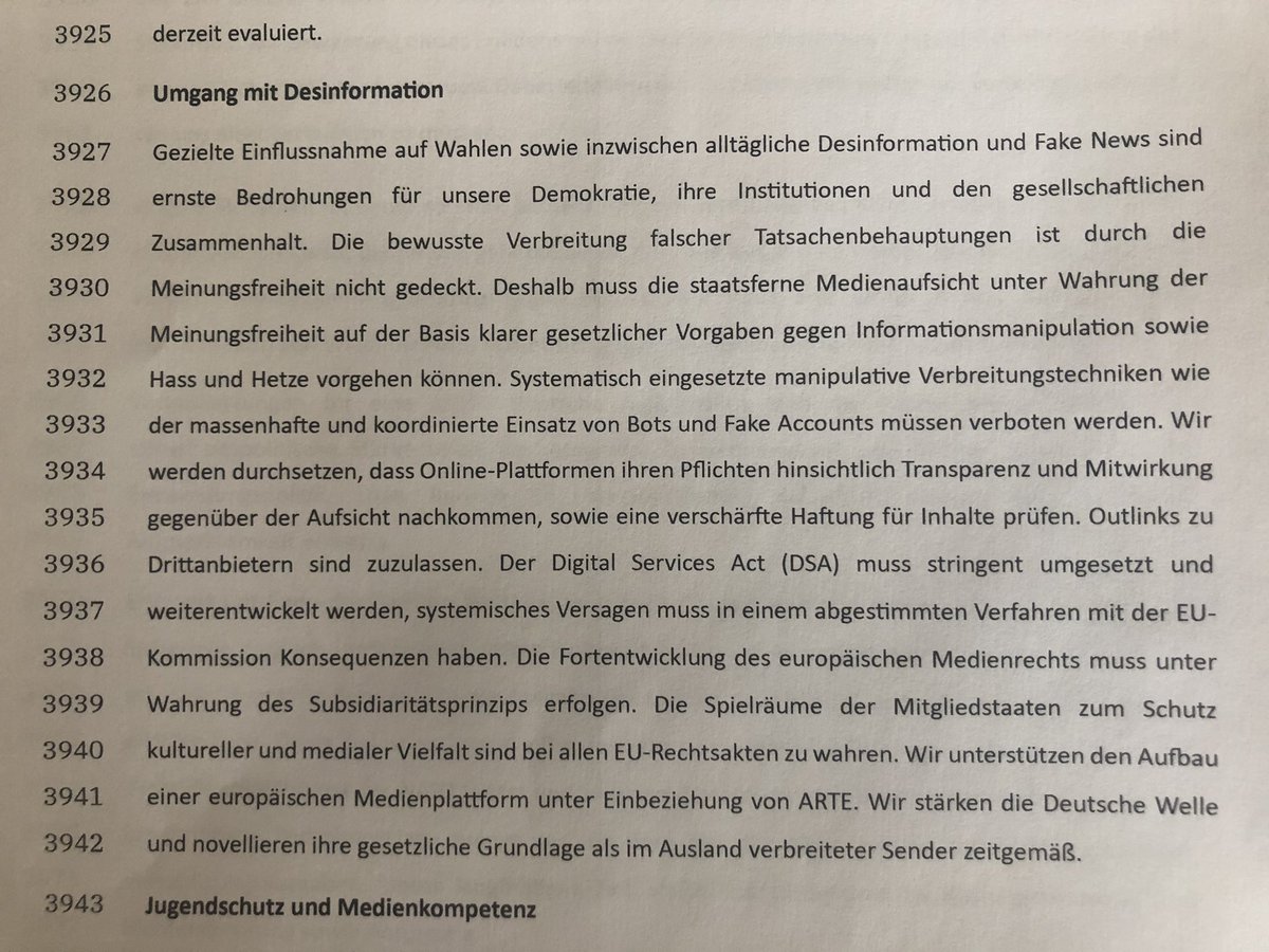 Buurmann's tweet photo. „Gezielte Einflussnahme auf Wahlen sowie inzwischen alltägliche Desinformation und Falschmeldungen sind ernste Bedrohungen für unsere Demokratie, ihre Institutionen und den gesellschaftlichen Zusammenhalt. Die bewusste Verbreitung falscher Tatsachenbehauptungen ist durch die Meinungsfreiheit nicht gedeckt. Deshalb muss die staatsferne Medienaufsicht unter Wahrung der Meinungsfreiheit auf der Basis klarer gesetzlicher Vorgaben gegen Informationsmanipulation sowie Hass und Hetze vorgehen können.“

Das steht im Koalitionsvertrag der Union und der SPD. Mir fallen keine milden Worte mehr ein, dies zu kritisieren. Es ist der größte Angriff auf die Meinungsfreiheit in Deutschland seit dem Untergang der DDR.

Die größten Zensoren der Geschichte haben sich immer als jene verstanden, die angeblich für das Gute, Wahre und Anständige Bücher verboten und verbrannt haben. Es ging den Inquisitoren, Bücherverbrennern und Meinungsdiktatoren angeblich immer um die Wahrung des „gesellschaftlichen Zusammenhalts“.

Einem Menschen zu unterstellen, er würde den gesellschaftlichen Zusammenhalt gefährden, ist nichts anderes als eine neue Form des Vorwurfs des Volksverrats. Der Volksverräter heißt jetzt Gesellschaftsverräter.

Die angeblich „staatsferne Medienaufsicht“ entpuppt sich im Koalitionsvertrag als alles andere denn als staatsfern, denn dort heißt es:

„Wir werden durchsetzen, dass Online-Plattformen ihren Pflichten hinsichtlich Transparenz und Mitwirkung gegenüber der Aufsicht nachkommen sowie eine verschärfte Haftung für Inhalte prüfen. Outlinks zu Drittanbietern sind zuzulassen. Der Digital Services Act (DSA) muss stringent umgesetzt und weiterentwickelt werden, systemisches Versagen muss in einem abgestimmten Verfahren mit der EU-Kommission Konsequenzen haben.“

Mit anderen Worten: Der Staat will mit seinen Gesetzen, Institutionen und verbündeten Staaten in der Europäischen Union durchsetzen, was zulässige Meinung sein soll und was nicht. Die neue Koalition plädiert dafür, Wächter der Wahrheit zu schaffen, die dann darüber entscheiden dürfen, wer zu schweigen hat und wer bestraft werden soll. Die Koalition fordert Instanzen, die darüber entscheiden dürfen, was wahr und falsch, was gut und böse ist. Früher nannte man solche Instanzen Inquisitoren. Sie waren Tyrannen. Und natürlich ist immer das wahr, was dem eigenen Machterhalt dient.

Zu behaupten, Meinungsfreiheit schließe keine Hassreden und Falschaussagen ein, ist vollkommen anti-aufklärerisch, denn genau das tut sie. Es ist die exakte Definition von Meinungsfreiheit, dass auch falsche Meinungen geäußert werden dürfen. Das schließt auch Hassrede mit ein. Jeder Mensch hasst irgendetwas. Ich zum Beispiel hasse Nationalsozialisten, und diese Meinung darf ich frei äußern. Hass ist eine menschliche Eigenschaft. Jeder Mensch hasst irgendetwas – ob nun Rassismus, das neue Album von Madonna oder Brokkoli. Besonders dramatisch ist aber dieser Satz im Koalitionsvertrag:

„Die bewusste Verbreitung falscher Tatsachenbehauptungen ist durch die Meinungsfreiheit nicht gedeckt.“

Hier maßt sich die Koalition an, Instanzen schaffen zu dürfen, die darüber entscheiden dürfen, ob ein Mensch sich lediglich irrt oder bewusst falsche Tatsachen verbreitet. Es sollen also Institutionen berechtigt werden, in die Köpfe der Menschen schauen zu dürfen, um dann mutmaßen zu dürfen, ob sich hinter dem Menschen, der eine falsche Tatsache behauptet, nicht in Wirklichkeit ein böser, finsterer Charakter verbirgt, der zu bestrafen ist, eine Hexe gar und vielleicht sogar der Teufel höchstpersönlich.

Das Recht, sich zu irren, haben alle Menschen, und niemals sollte man es Institutionen erlauben, darüber entscheiden zu dürfen, ob jemand nur irrt oder ob er „bewusst“ irrt, um Schaden anzurichten. Das ist nichts anderes als Inquisition.

Mir fällt keine andere Partei der letzten Jahrzehnte in Deutschland ein, die sich in meinen Augen derart offen freiheitsfeindlich und gegen das Grundgesetz positioniert hat. Ich bin entsetzt.